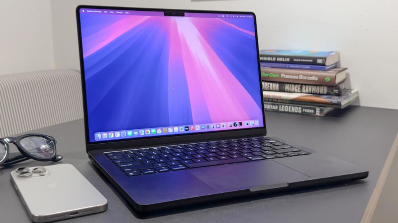 MacBook Pro M4 màu đen sở hữu màn hình sắc nét