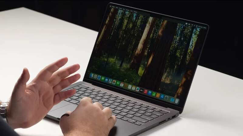 MacBook Pro M4 màu bạc có màn hình sắc nét