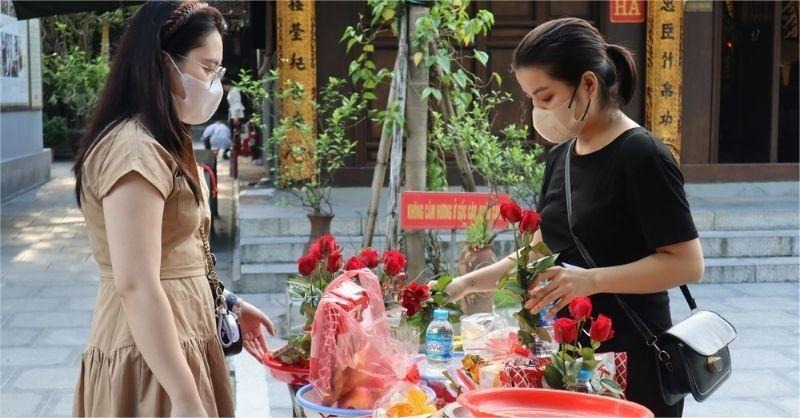 Làm việc thiện và tặng quà