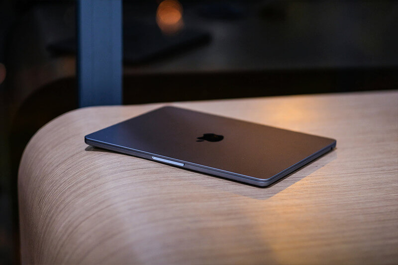 Thiết kế sang trọng của MacBook Air M2 màu bạc