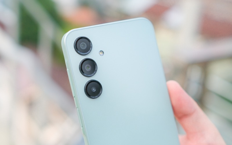 Galaxy A16 sở hữu cụm 3 camera được sắp xếp tối giản nhưng đầy đủ chức năng