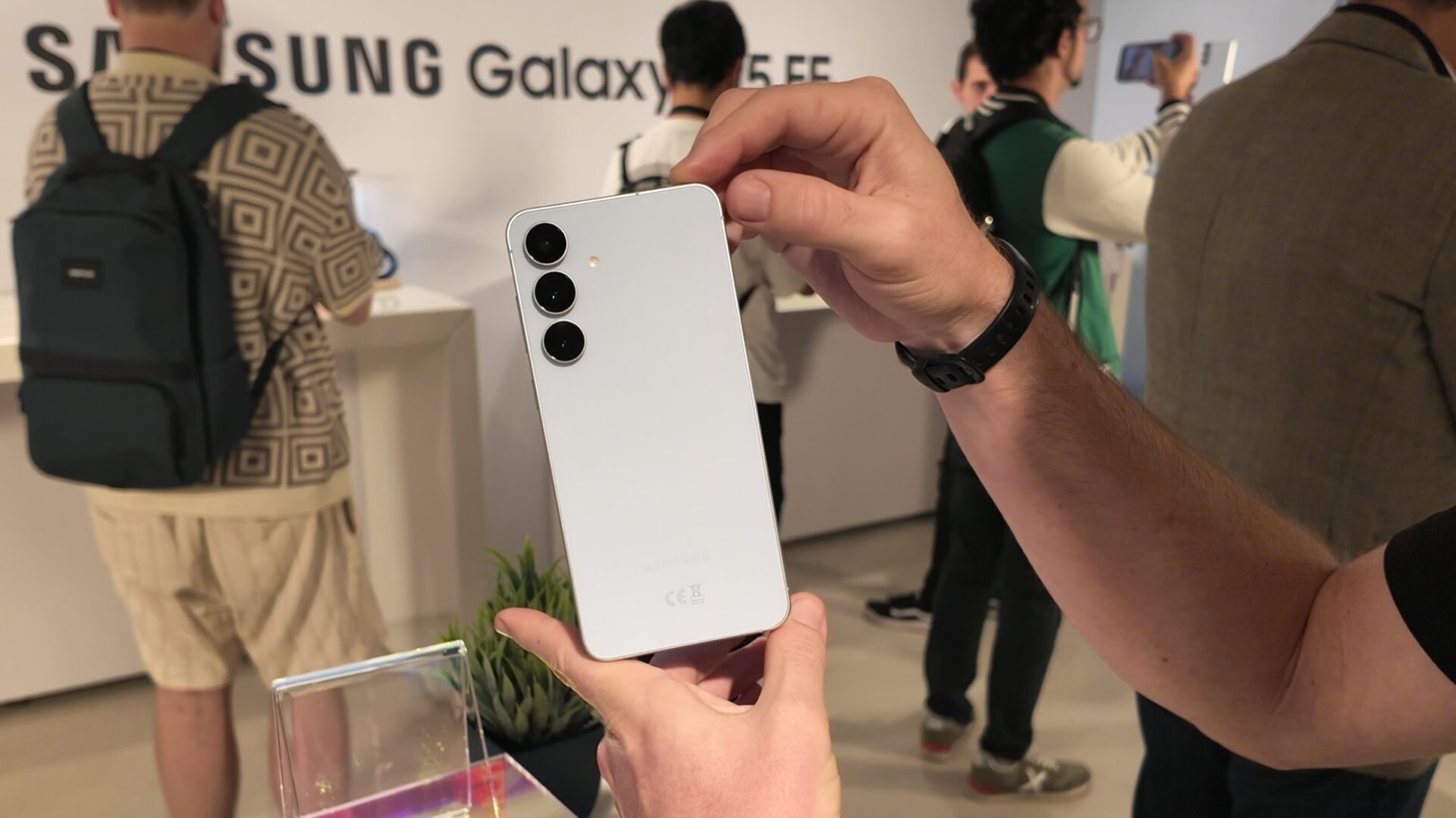 Giá bán và màu sắc