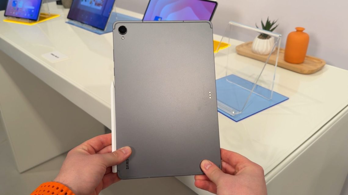 Tab Raclement Galaxy Tab S11 và Tab S11 Ultra ra mắt: Mỏng hơn, sáng hơn, hiệu năng ...