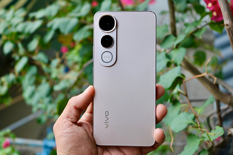 Oppo Reno 14 F hay Vivo V50 Life 5G
