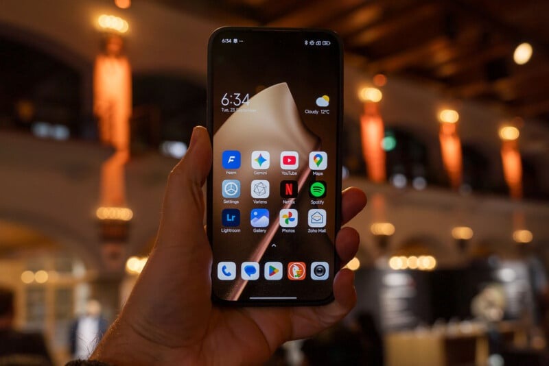 Thiết kế và màn hình quen thuộc nhưng được tinh chỉnh