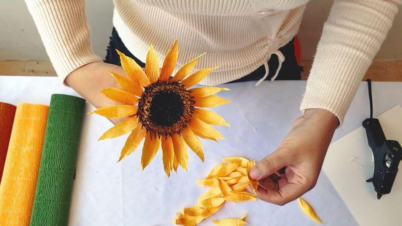 Cắt cánh hoa và dán chồng lên nhau