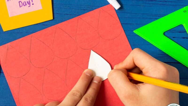 Cắt các mảnh giấy nhỏ thành cánh hoa