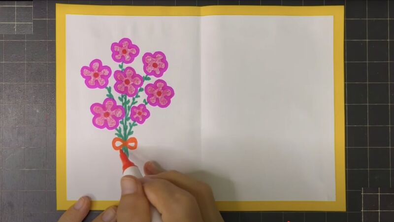 Vẽ thêm bó hoa nhỏ