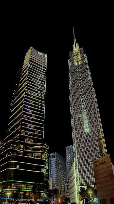 Sài Gòn về đêm lung linh sắc màu