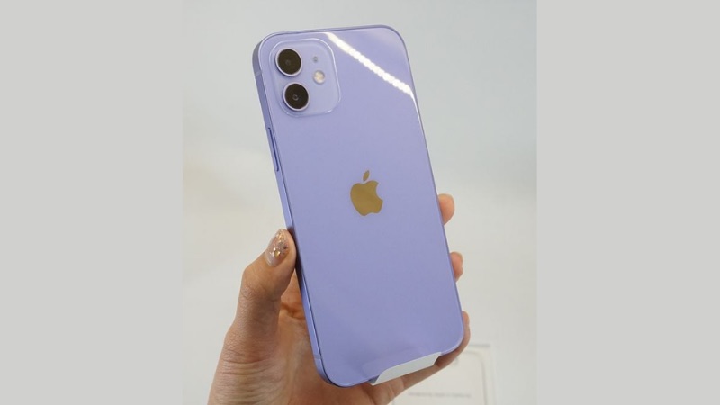 iPhone 12 sở hữu màn hình OLED 6.1 inch với màu sắc sống động, chất lượng ổn trong tầm giá 15 triệu