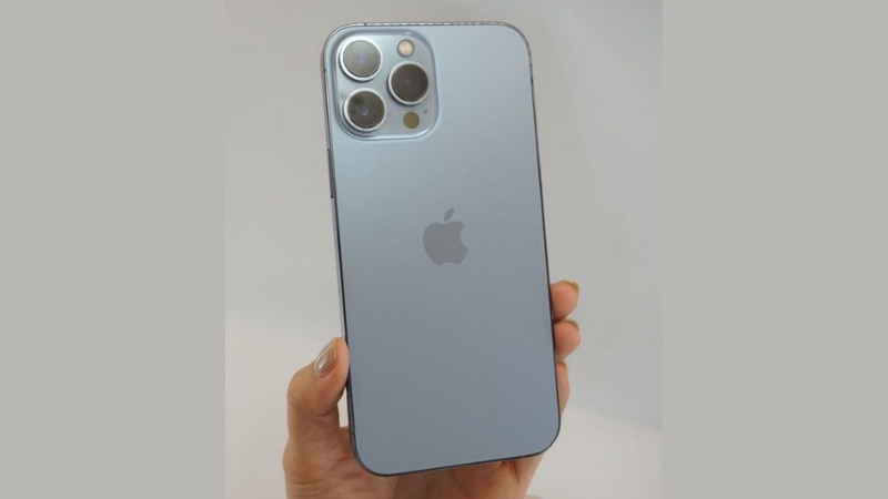 iPhone 13 Pro Max cũ dưới 15 triệu nhưng khung thép cứng, mặt lưng kính mờ và cảm giác cầm rất chắc tay