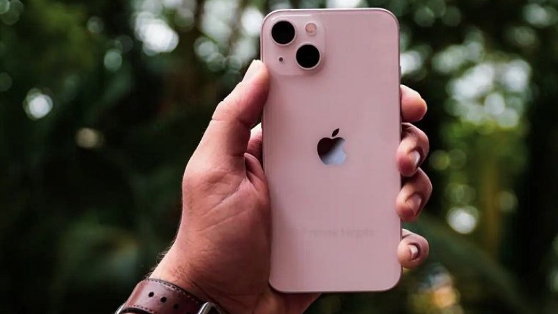 iPhone 13 là máy dưới 15 triệu với hiệu năng mạnh và xử lý tác vụ nhanh