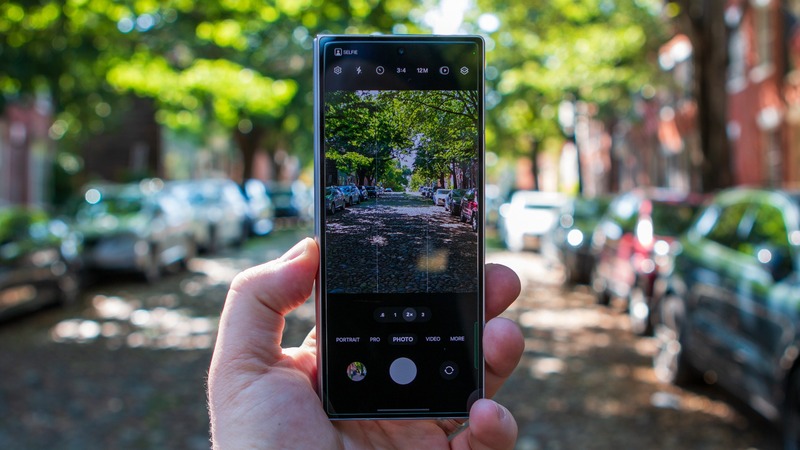 Camera: Cuộc đua giữa cảm biến khủng và thuật toán thông minh