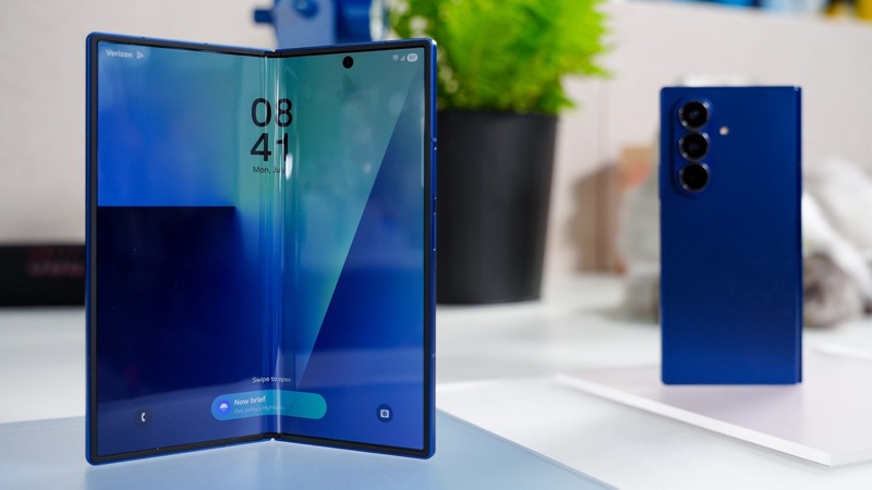 Giá bán và trải nghiệm tổng thể Galaxy Fold 7 hay iPhone 17 Pro Max