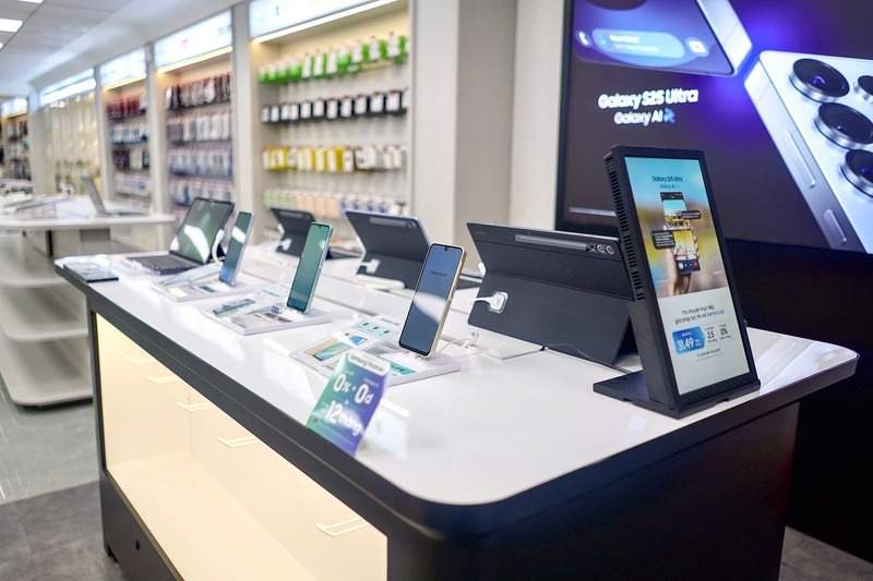 Mua Galaxy Fold 7 vs iPhone 17 Pro Max chính hãng ở đâu?