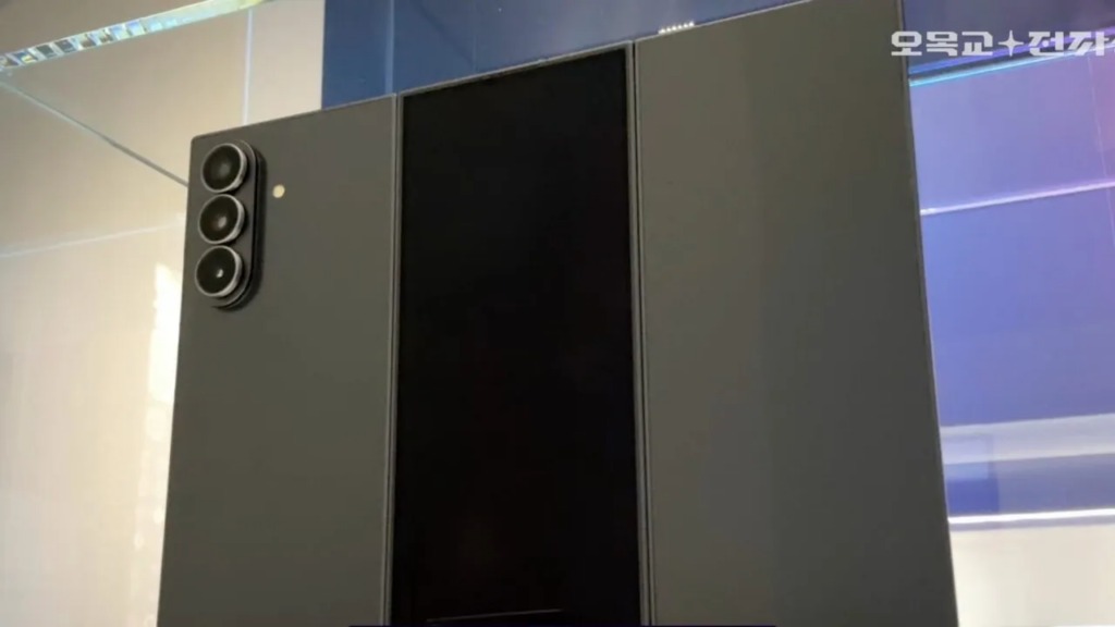 galaxy-z-trifold-man-hinh