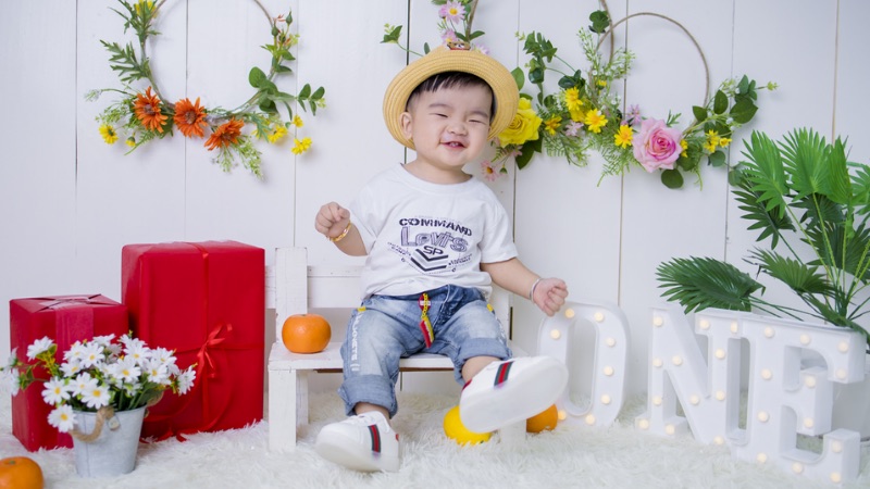 Hình nền em bé trai dễ thương luôn tạo nên cảm giác yêu mến ngay từ cái nhìn đầu tiên