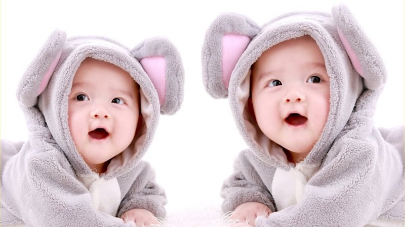 Hình ảnh em bé trai cười ngộ nghĩnh luôn mang đến niềm vui rạng rỡ cho người xem