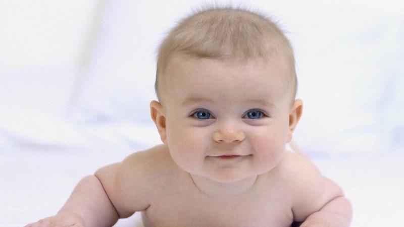 Hình ảnh em bé trai cười ngộ nghĩnh luôn mang đến niềm vui rạng rỡ cho người xem