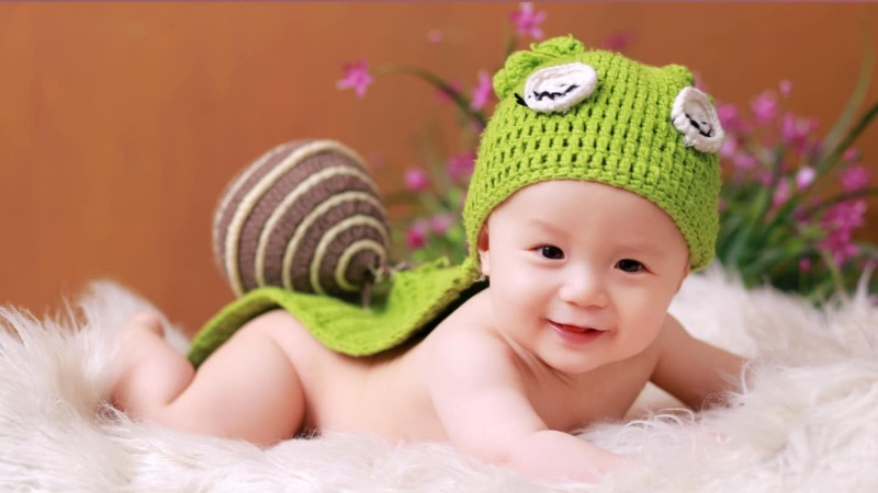 Hình ảnh em bé trai cười ngộ nghĩnh luôn mang đến niềm vui rạng rỡ cho người xem