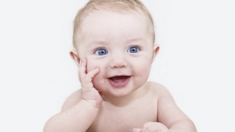 Hình ảnh em bé trai cười ngộ nghĩnh luôn mang đến niềm vui rạng rỡ cho người xem