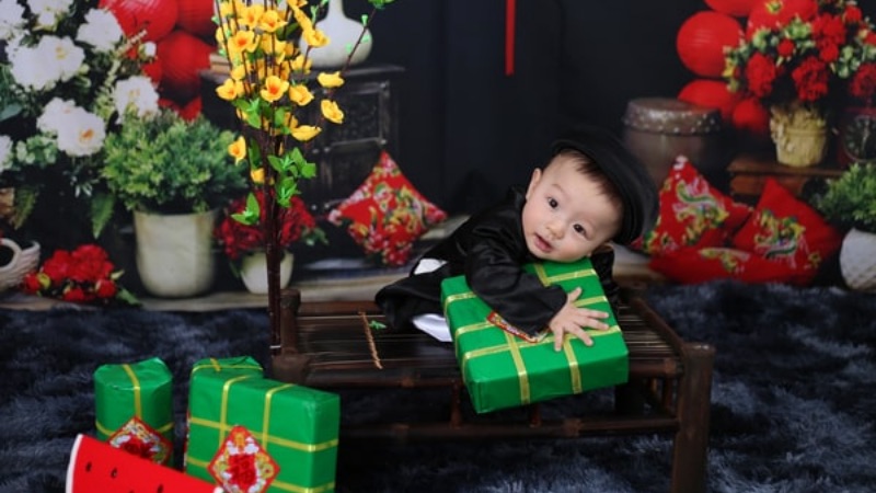 Hình ảnh em bé trai đang chơi đùa vui vẻ thể hiện sự hồn nhiên và đầy sức sống của tuổi thơ