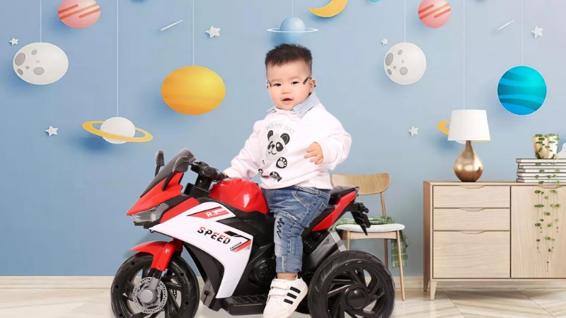 Hình ảnh em bé trai đang chơi đùa vui vẻ thể hiện sự hồn nhiên và đầy sức sống của tuổi thơ