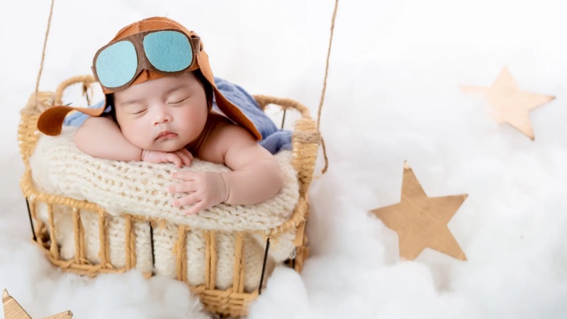 Hình ảnh em bé trai dễ thương đang ngủ luôn mang đến cảm giác yên bình và ấm áp