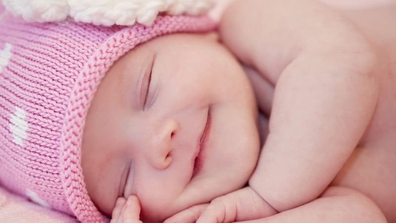 Hình ảnh em bé trai dễ thương đang ngủ luôn mang đến cảm giác yên bình và ấm áp