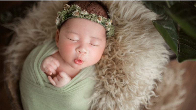 Hình ảnh em bé trai dễ thương đang ngủ luôn mang đến cảm giác yên bình và ấm áp