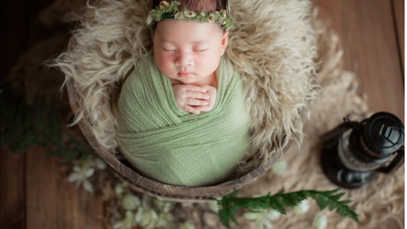 Hình ảnh em bé trai dễ thương đang ngủ luôn mang đến cảm giác yên bình và ấm áp