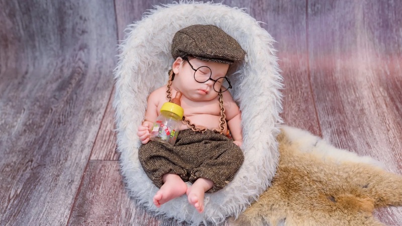 Hình ảnh em bé trai dễ thương đang ngủ luôn mang đến cảm giác yên bình và ấm áp