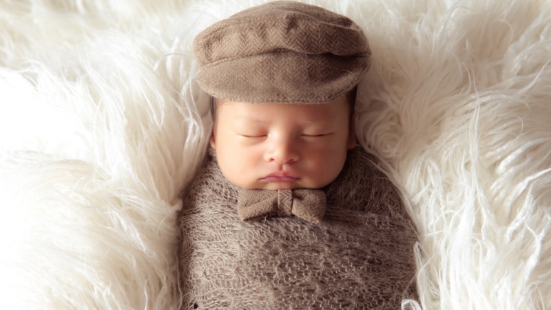 Hình ảnh em bé trai dễ thương đang ngủ luôn mang đến cảm giác yên bình và ấm áp