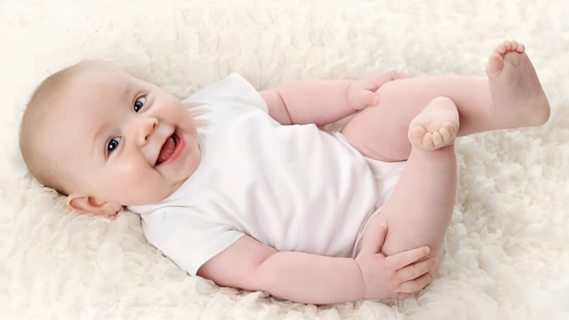 Hình ảnh em bé trai kháu khỉnh với nụ cười tươi như hoa luôn đem lại cảm giác yêu đời cho bất kỳ ai