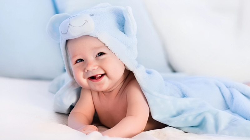 Hình ảnh em bé trai kháu khỉnh với nụ cười tươi như hoa luôn đem lại cảm giác yêu đời cho bất kỳ ai