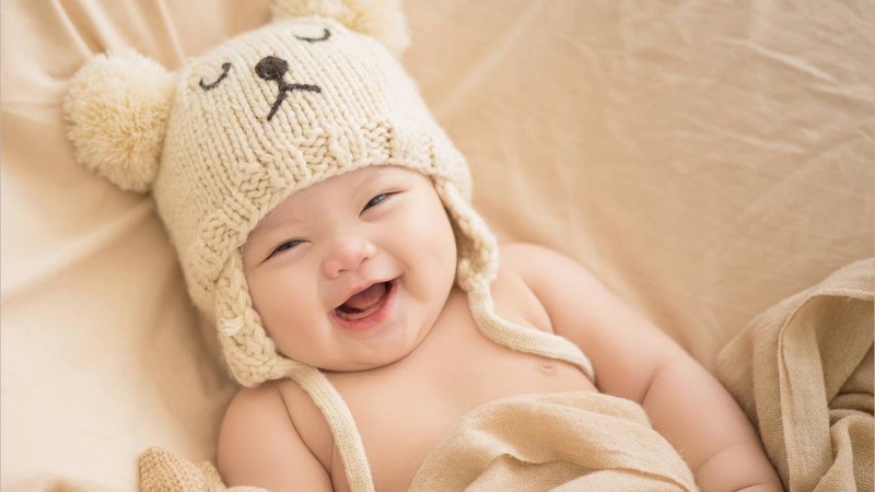 Hình ảnh em bé trai kháu khỉnh với nụ cười tươi như hoa luôn đem lại cảm giác yêu đời cho bất kỳ ai