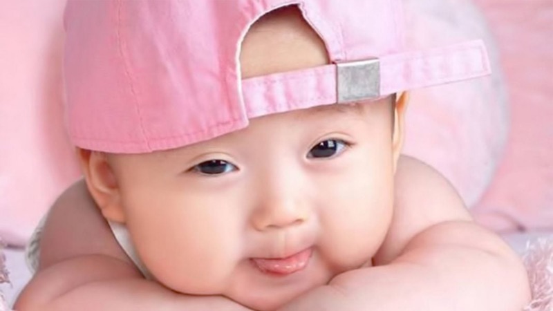 Hình ảnh em bé trai với đôi má bánh bao luôn khiến người xem cảm thấy mềm lòng