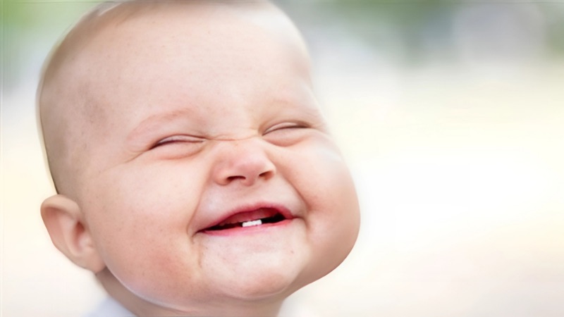 Hình ảnh em bé trai với đôi má bánh bao luôn khiến người xem cảm thấy mềm lòng