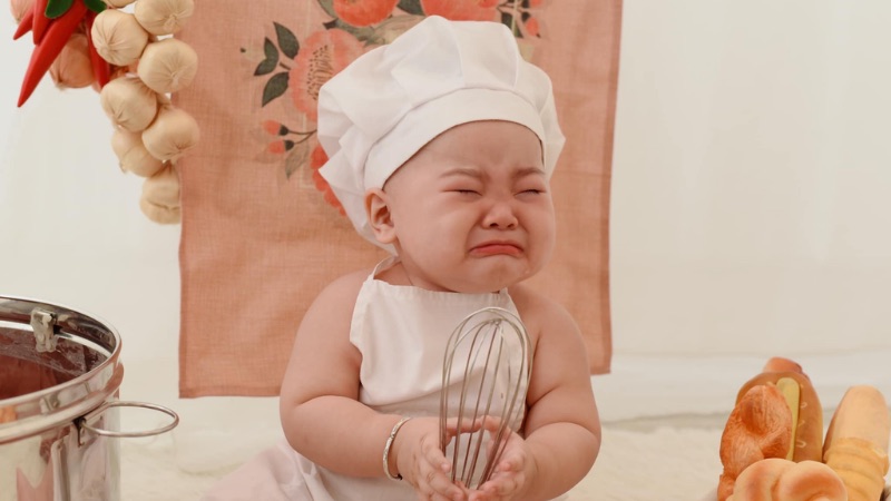 Hình ảnh em bé trai với đôi má bánh bao luôn khiến người xem cảm thấy mềm lòng