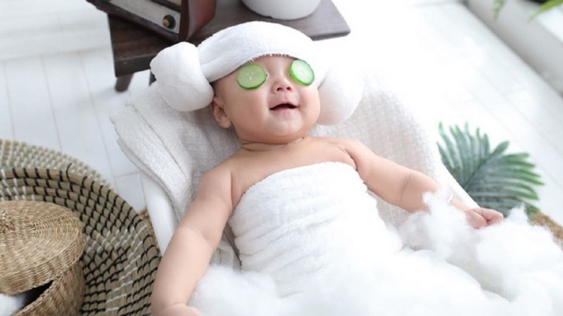 Hình ảnh em bé trai với đôi má bánh bao luôn khiến người xem cảm thấy mềm lòng