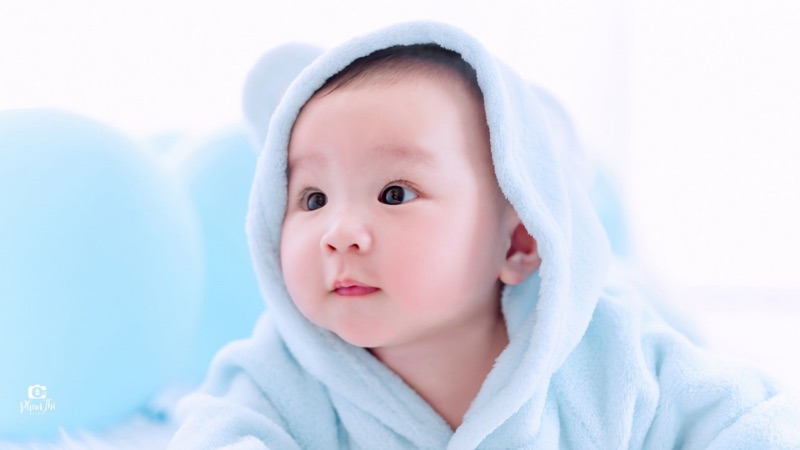 Hình ảnh em bé trai với đôi má bánh bao luôn khiến người xem cảm thấy mềm lòng