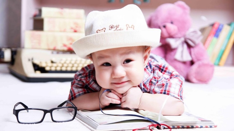 Hình ảnh em bé trai với đôi má bánh bao luôn khiến người xem cảm thấy mềm lòng