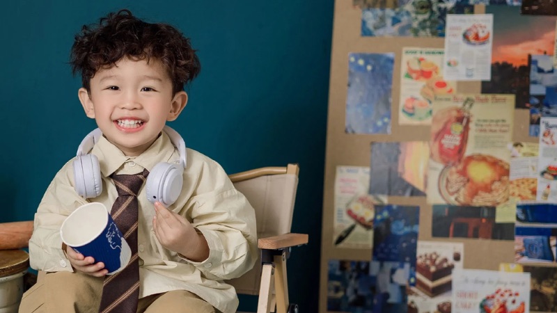 Hình nền em bé trai phong cách Hàn Quốc luôn thu hút bởi vẻ ngoài tinh tế và dễ thương