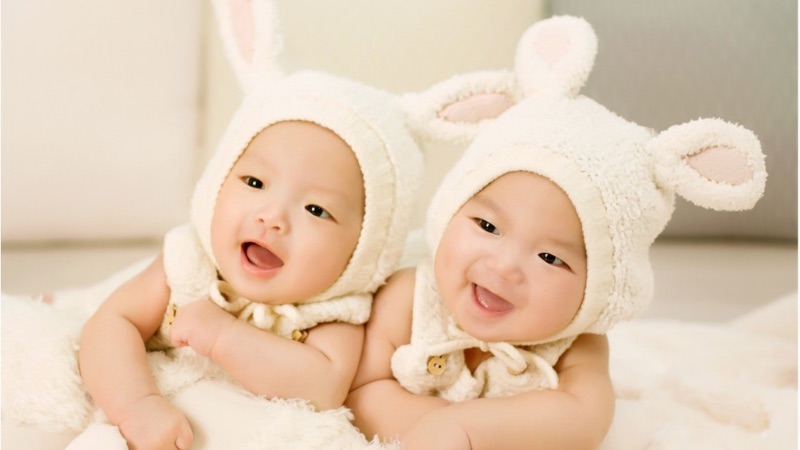 Hình ảnh em bé trai tinh nghịch luôn mang đến bầu không khí vui tươi cho người xem