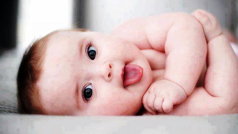 Hình ảnh em bé trai tinh nghịch luôn mang đến bầu không khí vui tươi cho người xem