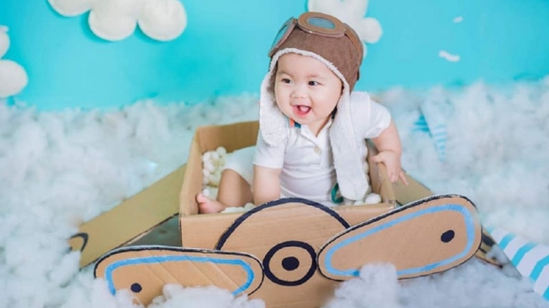 Hình ảnh em bé trai tinh nghịch luôn mang đến bầu không khí vui tươi cho người xem