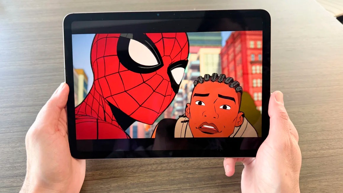 Màn hình: Pro thắng áp đảo – Air M3 vẫn tốt nhưng không thể bằng (2 đoạn)

Màn hình chính là điểm tạo nên khác biệt lớn nhất giữa hai dòng. iPad Pro M2 dùng tấm nền Liquid Retina XDR (bản 12.9”) hoặc Liquid Retina 120Hz (bản 11”), cho màu sắc chính xác, độ sáng cực cao và hỗ trợ ProMotion. Với tần số quét 120Hz, mọi thao tác vuốt, viết Apple Pencil hay chuyển cảnh đều siêu mượt – điều mà dân thiết kế, dựng phim hay người thích trải nghiệm cao cấp cực kỳ yêu thích.

iPad Air M3 dùng màn Liquid Retina 60Hz – tuy vẫn đẹp, sáng và sắc nét nhưng không có sự “đã mắt” của ProMotion. Với người dùng cơ bản, sự khác biệt không quá lớn, nhưng khi viết vẽ hoặc chơi game, bạn sẽ nhận ra Pro vượt trội hơn rõ rệt. Vì vậy, nếu bạn coi trọng chất lượng hiển thị hoặc cần độ chính xác màu cao, màn hình của iPad Pro M2 vẫn là lựa chọn gần như hoàn hảo.