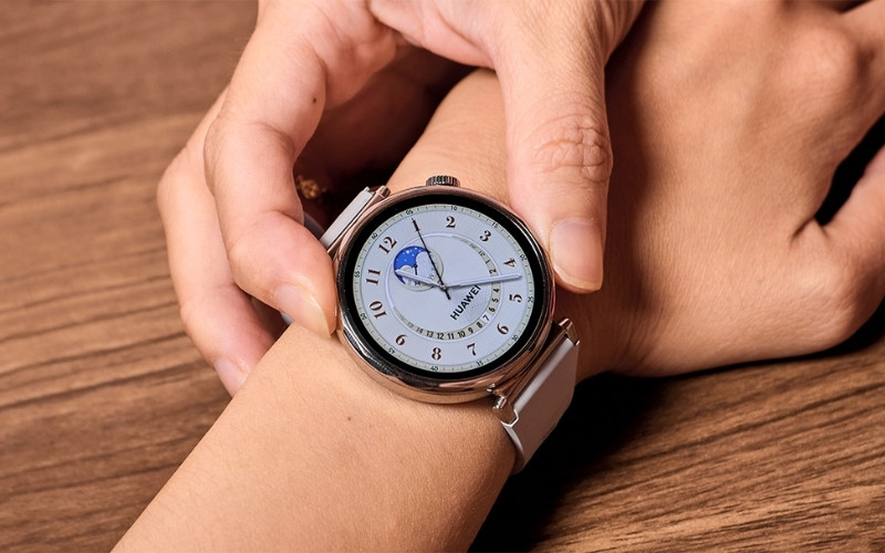 Huawei Watch GT5 cũng không kém cạnh với màn hình AMOLED cao cấp