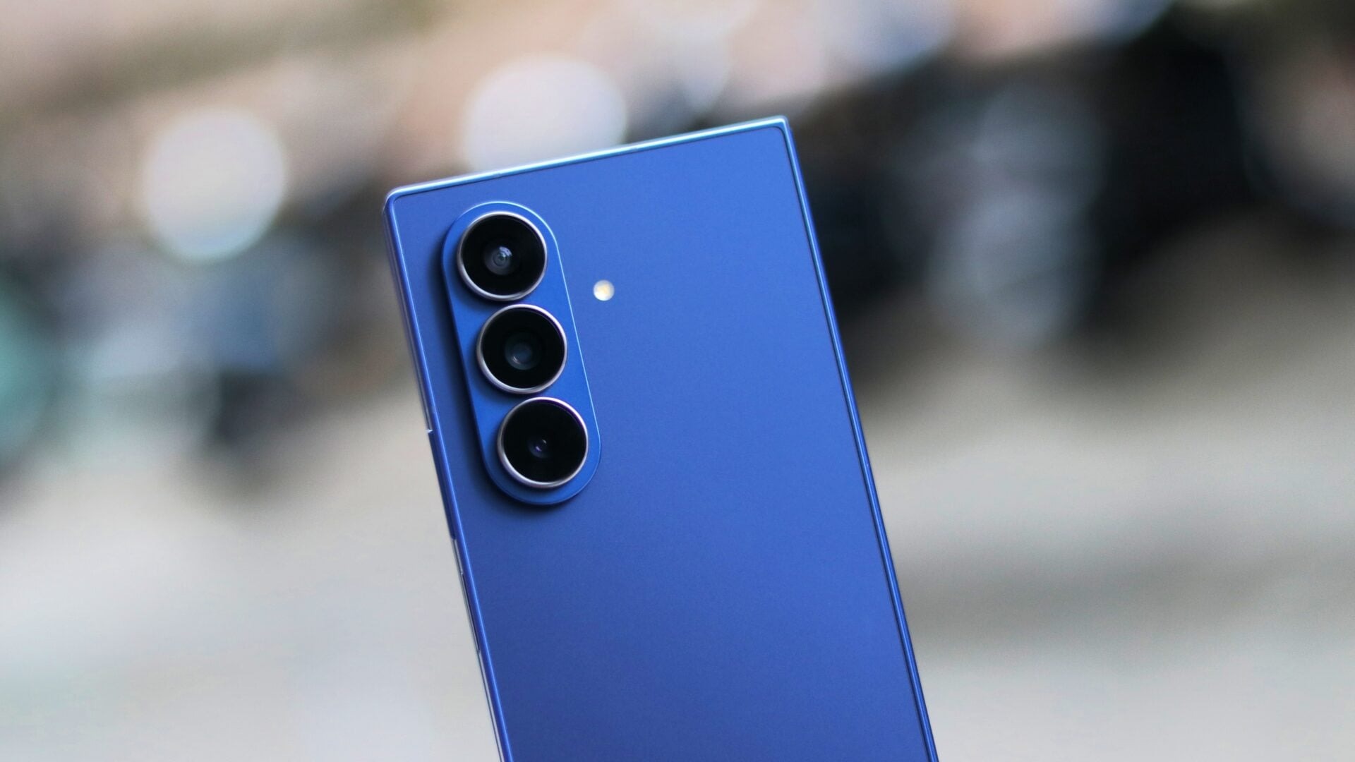 galaxy-z-fold-8-man-hinh