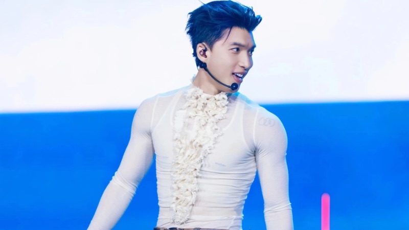 Hình nền HieuThuHai trình diễn trên sân khấu